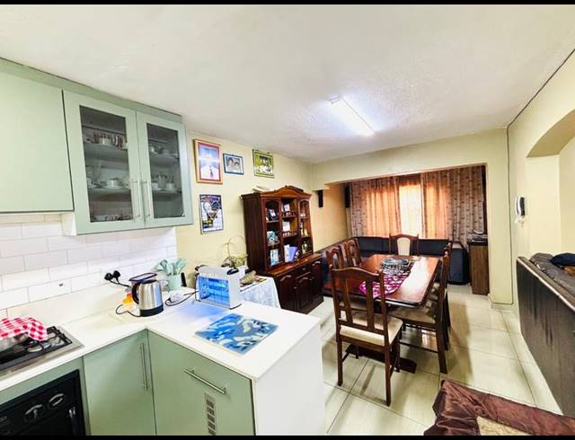 7 BEDROOM HOUSE FOR SALE IN CASTLEHILL